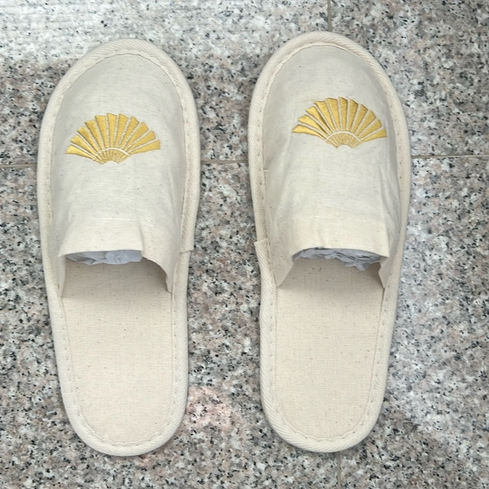 $13 or 2/$20 NWT Mandarin Oriental Hong Kong Hotel canvas top/cork soles size11”